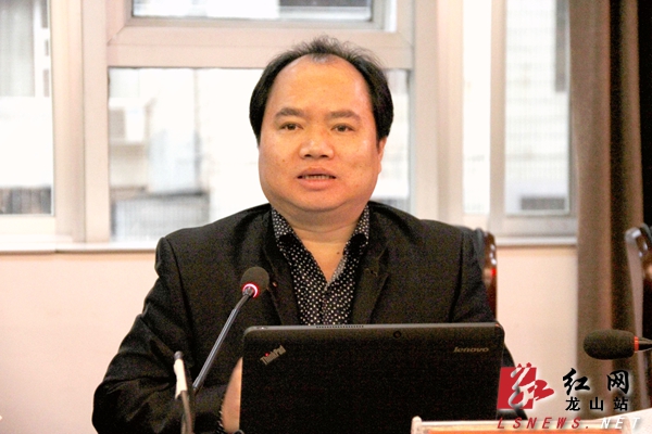 梁涛)11月24日,龙山县委副书记,县长梁君在会议中心主持召开县政府