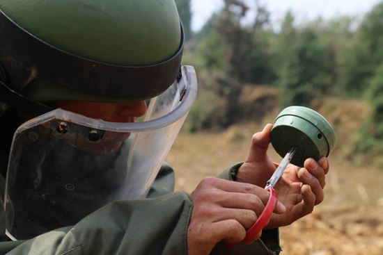 "扫雷作业就像在雷场上绣十字绣"