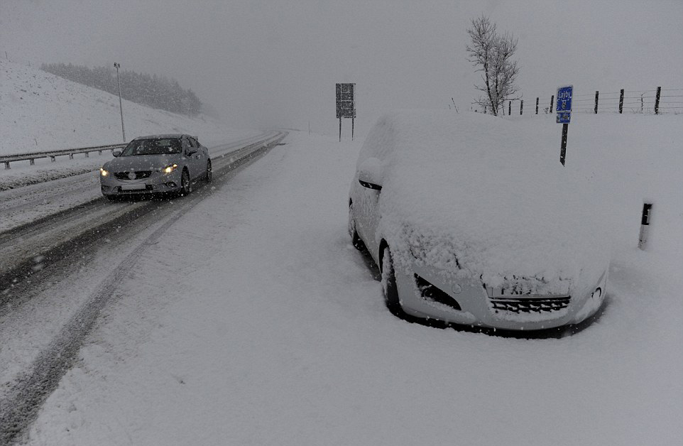 超强风暴袭击英国多地发布暴雨暴雪及洪水预警高清组图