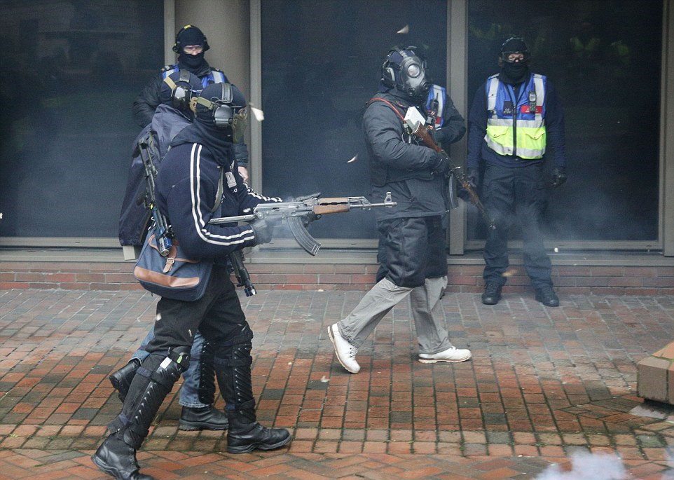 演习中,"武装恐怖分子"将攻击"购物商场".