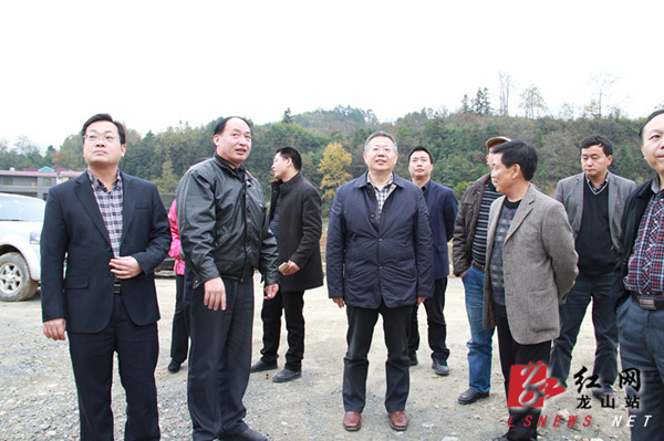 湘潭大学校长黄云清深入龙山县补洲村走访调研