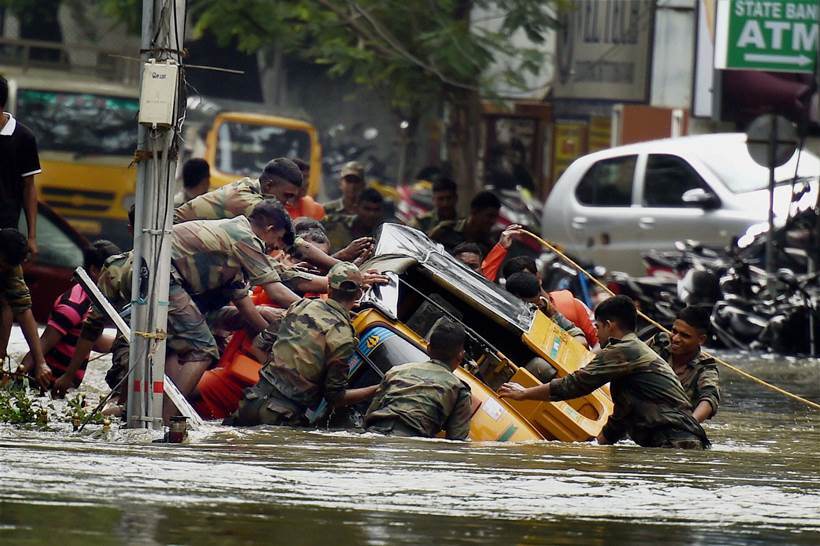 印度南部洪水肆虐市民游泳逃离灾区组图