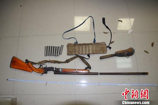 非法枪支. 丁晨 摄