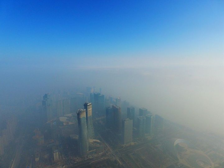 航拍器飞到了500米的极限高度,终于透过雾霾,看到了湛蓝的天空