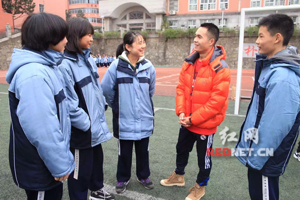 张毅夫和长沙市21中学田径队的同学们聊天.