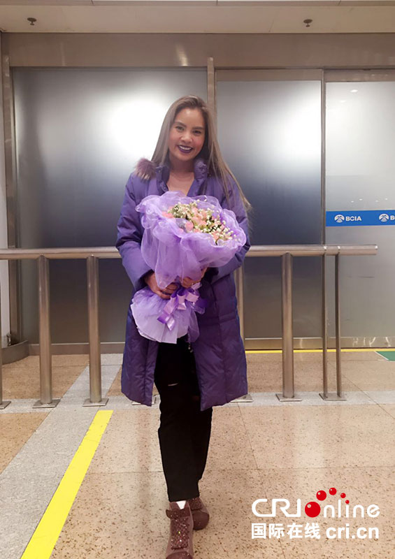 老挝乐坛一姐玛尼拉·苏万端抵京