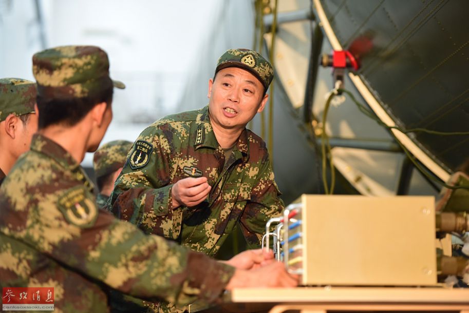 点击图片进入下一页第二炮兵某洲际战略导弹旅高级工程师刘连军为发射