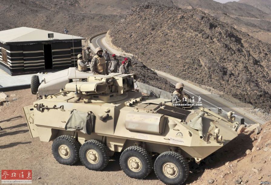 点击图片进入下一页图为把守一处公路制高点的沙特轮式战车.