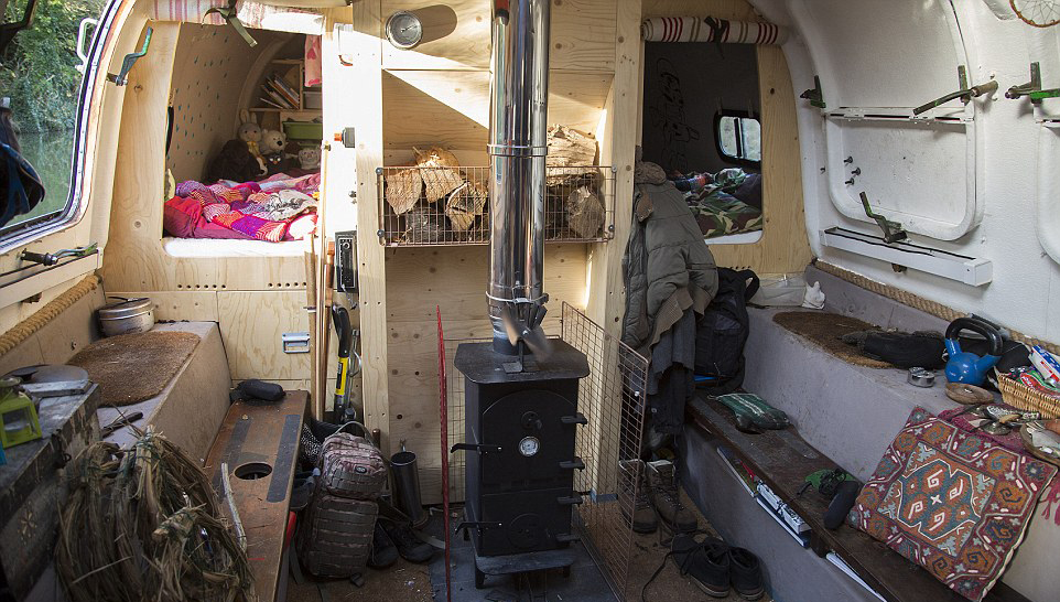 英国巧手老爸将废旧救生艇改成温馨小家(组图)