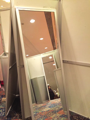 试衣间镜子倒下女子脸上留10厘米疤