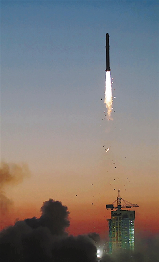 成功将中国科学卫星系列首发星——暗物质粒子探测卫星"悟空"发射升空