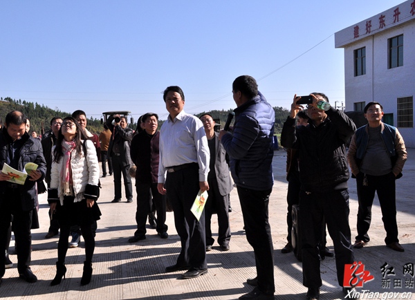 许洋名率全市各县区党校系统80余人一行到我县调研精准扶贫攻坚工作并