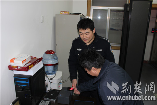 十堰治安民警彭亮据通讯录巧破伤害案