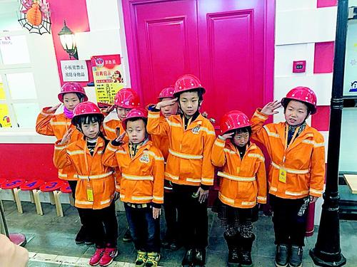 山里娃来省城体验圣诞 乐呀