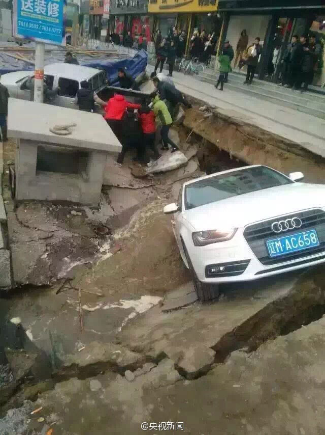 辽宁铁岭在建人防工程塌陷路边汽车被吞没组图