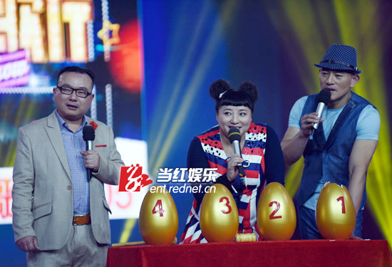 何晶晶与彭鹰,张一生等一起担任《娱乐大歌厅》主持.