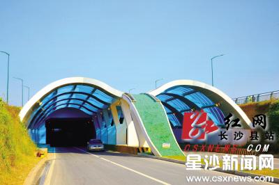 松雅湖隧道为万明路下穿松雅湖湖区路段,隧道上方是一条长百米,高8米