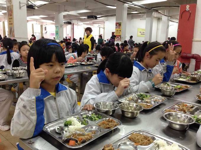 中山市纪中三鑫凯茵学校推出了"无声食堂",倡导就餐过程中,学生安静