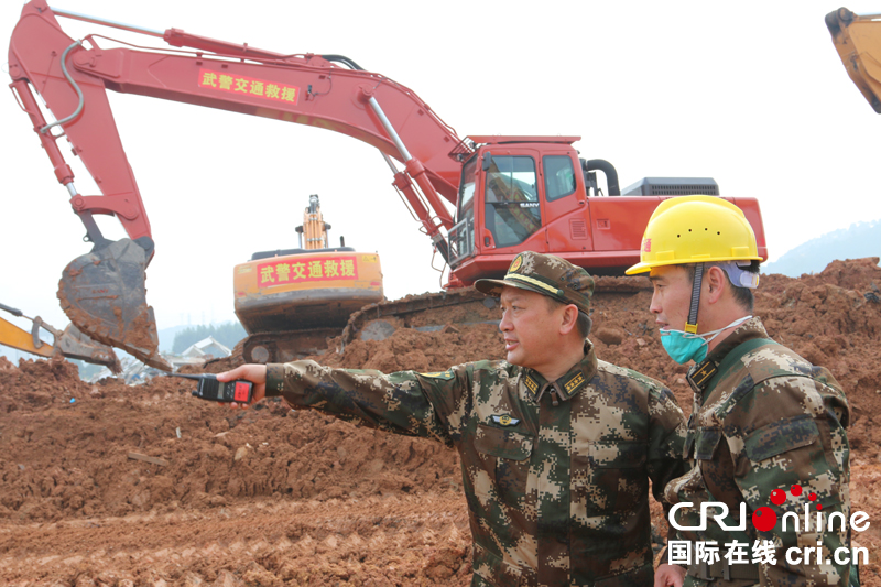 12月24日上午,武警交通部队总工程师张金美将军在重灾区指挥救援.