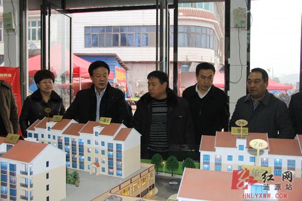 市委副书记,市长宋建明(右二)陪同下,在七星街镇考察洪源商贸城项目