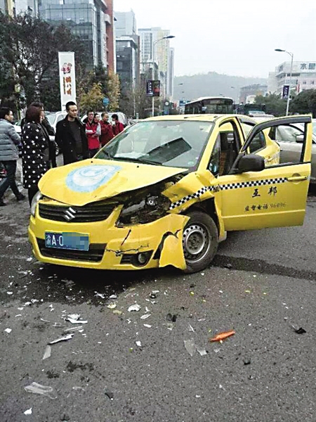 的出租车 网友图玛莎拉蒂受损严重 网友图商报记者 郑友重庆商报讯