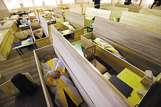 韩国"模拟葬礼"助减压