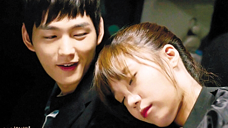 李光洙和熊黛林在节目《如果爱》中牵手.