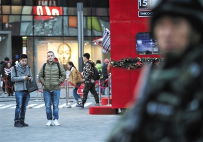 雪豹突击队图片 昨日下午,三里屯,过路市民好奇地向“雪豹突击队”张望。