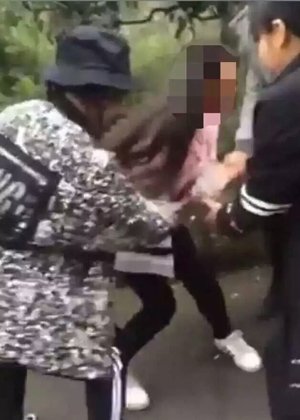 初二女生遭扒上衣 粉色外套女生被多名女生围殴,并强行撕扯掉外套致其露上身。视频截图