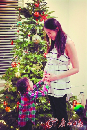 李小鹏怀孕的妻子李安琪和女儿温馨对视.