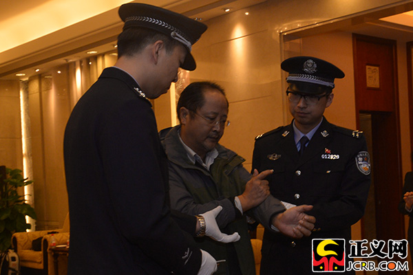 钟波 摄裴健强向媒体记者简单回忆了自己的海外逃亡经历.钟波 摄