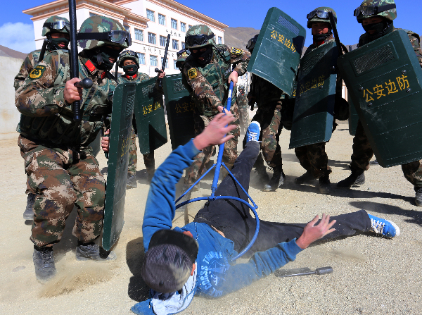 新年第一天西藏边防反恐演练齐上阵