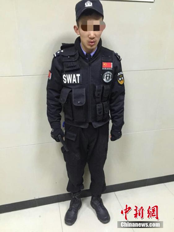港媒:江苏21岁男子为阻父亲嫖娼扮特警上街抓嫖