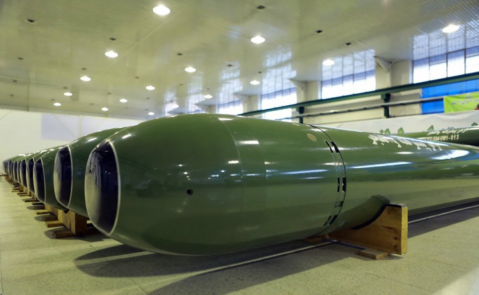 日视频截图显示,在未公开地点的地下隧道内停放着大批战术导弹发射车