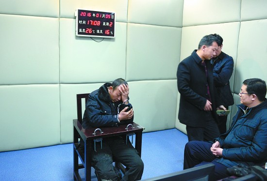 1月5日,犯罪嫌疑人马永平在接受审讯.新华社发