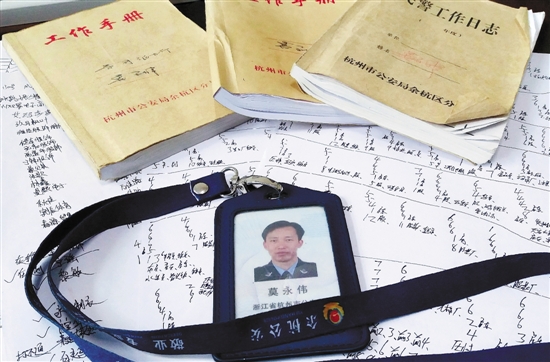 1月6日,莫永伟的办公桌上还摆放着日记本和胸牌.