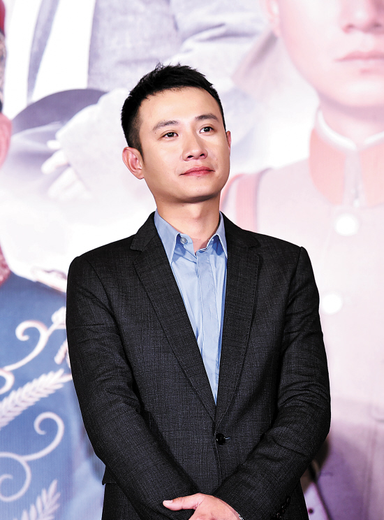 文章现场眼红落泪■《少帅》主演:(左起)张歆怡,文章和李雪健■新快