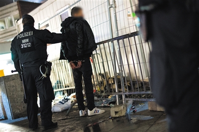 1月5日,在科隆火车站附近,警察正在对一名嫌疑人进行搜身.