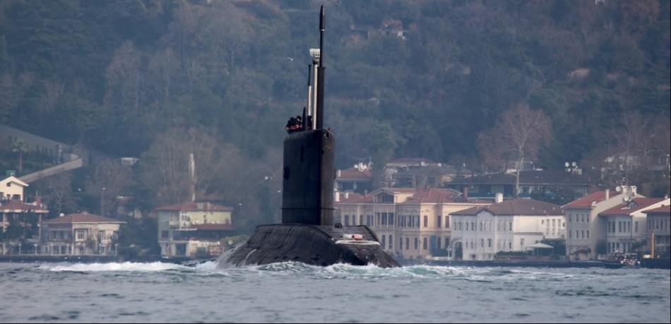 点击图片进入下一页"顿河畔罗斯托夫"号上浮通过博斯普鲁斯海峡.