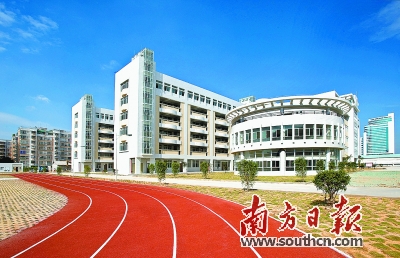 汕头市金荷中学美术课,通过教育创强,学校进一步完善配置美术室,音乐