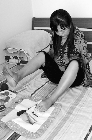 无臂姑娘双脚剪出美丽人生