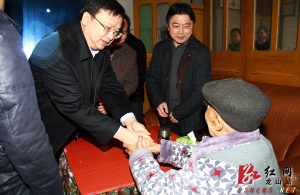 周云看望龙山县百岁老红军