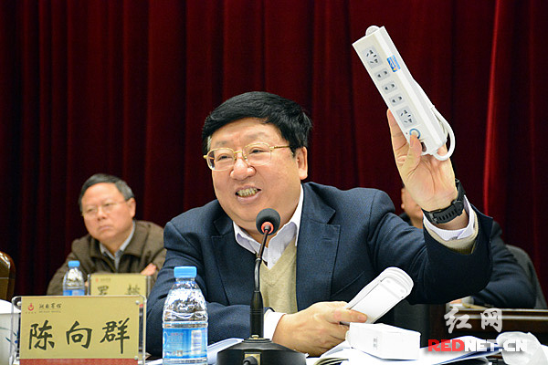 湖南省委常委,常务副省长陈向群借助两个接线板之间的对比,强调传统