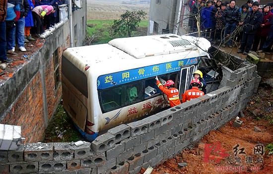 益阳牌照中巴车在常德坠入沟渠一人死亡