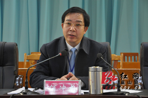 蓝山县委副书记,县长秦志军向大会说明《中共蓝山县委关于