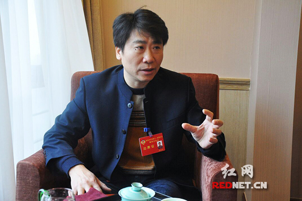 点赞简洁会风            经销黑茶多年的杨永和正在房间泡茶等待室友