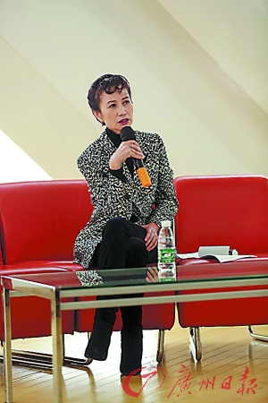 张丹丹我们在天鹅湖里停得太久了