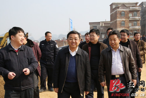 宁远县委书记刘卫华(中),县委副书记,县长桂砺锋(右一)深入乡镇,街道