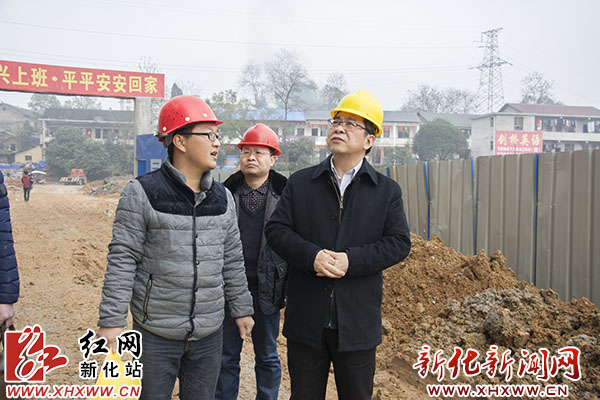 胡忠威在新康燃气储备站仪表室检查设备是否运行正常胡忠威在桑梓镇