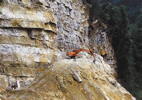 开凿"天路"助脱贫